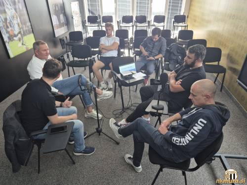 Snemanje stote oddaje podcasta Doj se prosi. Od leve : Matjaž Vöröš, Matjaž Kek, dva gosta, ki ju je klub izbral kot nagrajenca, Smiljan Kuhar in Robert Balantič. Snemanje stote oddaje podcasta Doj se prosi. Od leve : Matjaž Vöröš, Matjaž Kek, dva gosta, ki ju je klub izbral kot nagrajenca, Smiljan Kuhar in Robert Balantič.