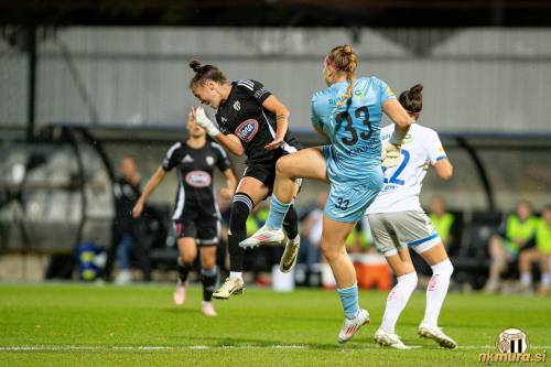 Sara Makovec v dvoboju z vratarko Schlüterjevo. Sara Makovec v dvoboju z vratarko Schlüterjevo.