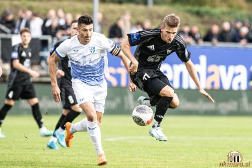 Debi Matica Vrbanca v dresu Mure. Ob njem je kapetan Nafte Zoran Lesjak. Debi Matica Vrbanca v dresu Mure. Ob njem je kapetan Nafte Zoran Lesjak.