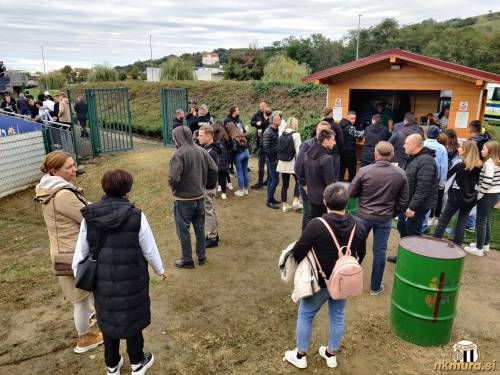 Pristaši Mure ob tribuni. Za šankom in v "blatu". Pristaši Mure ob tribuni. Za šankom in v "blatu".