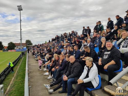 Pogled na tribuno s pristaši Mure. Pogled na tribuno s pristaši Mure.