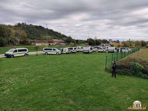 Varovalo nas je "krdelo" policistov. Varovalo nas je "krdelo" policistov.