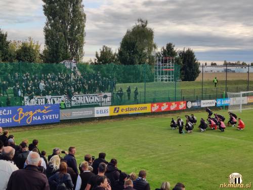 Pozdrav najzvestejšim po tekmi. Pozdrav najzvestejšim po tekmi.