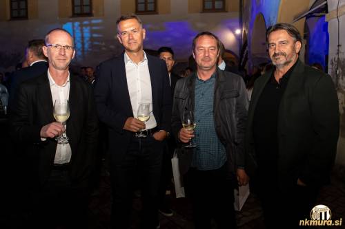 V sredini: Tomaž Gider, prokurist družbe GMT in Dejan Kološa, nekdanji predsednik Mure. V sredini: Tomaž Gider, prokurist družbe GMT in Dejan Kološa, nekdanji predsednik Mure.