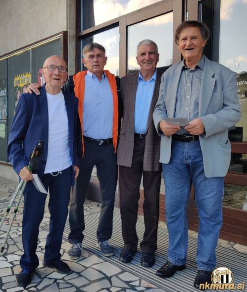 Pred vhodom v gledališče. Od leve: Stanko Maučec, Štefan Šavel, Karel Glažar in Vladimir Kukanja. Pred vhodom v gledališče. Od leve: Stanko Maučec, Štefan Šavel, Karel Glažar in Vladimir Kukanja.