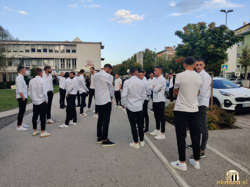 Moštvo Mure pred vhodom v gledališče. Moštvo Mure pred vhodom v gledališče.