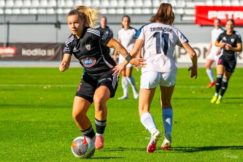 Noelle Vilčnik in Tija Zakrajšek. Noelle Vilčnik in Tija Zakrajšek.