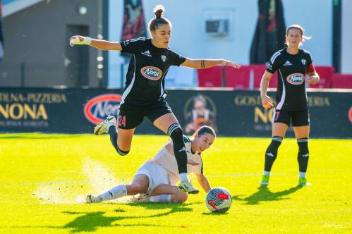 Sara Makovec je proti Ljubljani dosegla štiri zadetke. Sara Makovec je proti Ljubljani dosegla štiri zadetke.