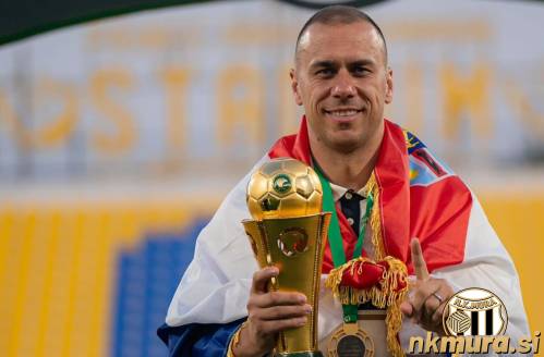 Mate s pokalom za državnega prvaka do 13 let v Združenih arabskih emiratih kot trener. Mate s pokalom za državnega prvaka do 13 let v Združenih arabskih emiratih kot trener.