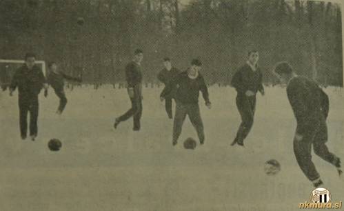 Nogometaši Mure se na spomladanski del sezone 1964/65 pripravljajo v snegu. Nogometaši Mure se na spomladanski del sezone 1964/65 pripravljajo v snegu.