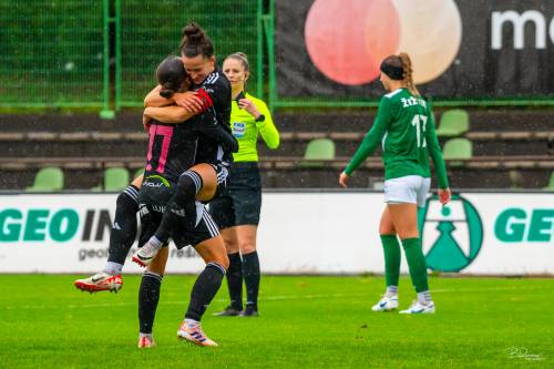 Veselje Špele Kolbl in Yane Malakhove po zadetku za 0:1.