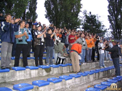 Navijaška skupina Black Gringos v svojem boksu na severni tribuni stadiona Ljudski vrt. Navijaška skupina Black Gringos v svojem boksu na severni tribuni stadiona Ljudski vrt.