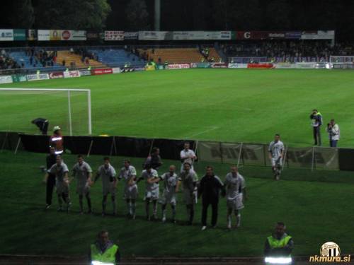 Pozdrav navijačem po koncu tekme. Pozdrav navijačem po koncu tekme.