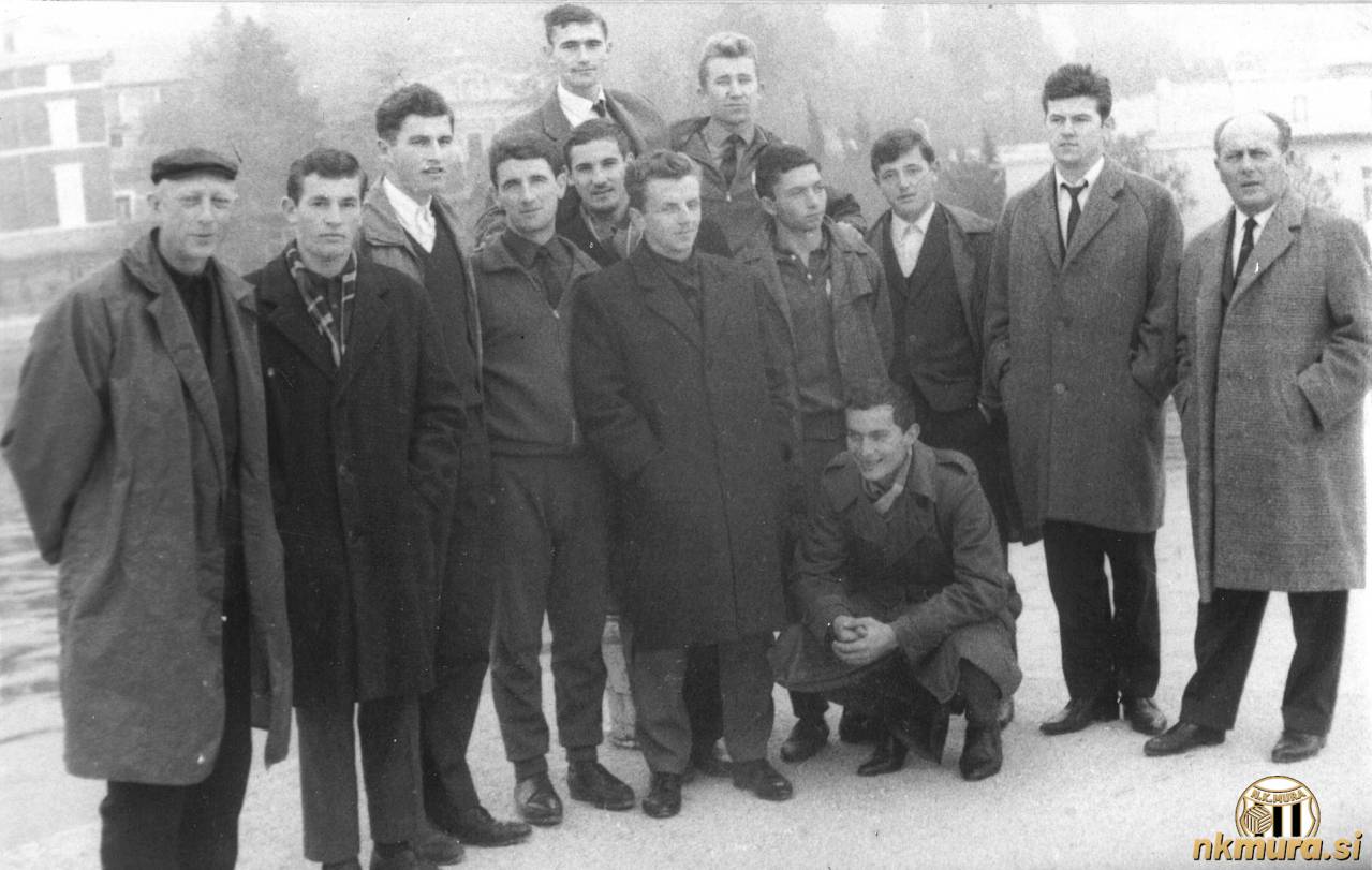 Nogometaši Sobote 22. novembra 1964 v Portorožu pred tekmo z Delamarisom (Izola). Od leve: Feri Zelko, Alojz Zadravec, Karel Glažar, Silvo Martinuzzi, Zlatko Tkalčec (najvišje) pod njim Anton Šarotar, Feri Maučec, Janez Sečko, Jože Horvat Didi, Stevo Kolarič (vratar), Vlado Horvat, Ladislav Koblencer (odbornik). Čepi: Jože Zver. Nogometaši Sobote 22. novembra 1964 v Portorožu pred tekmo z Delamarisom (Izola). Od leve: Feri Zelko, Alojz Zadravec, Karel Glažar, Silvo Martinuzzi, Zlatko Tkalčec (najvišje) pod njim Anton Šarotar, Feri Maučec, Janez Sečko, Jože Horvat Didi, Stevo Kolarič (vratar), Vlado Horvat, Ladislav Koblencer (odbornik). Čepi: Jože Zver.