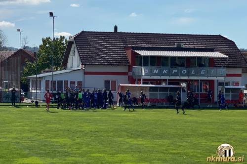 Tekma med Slaven Belupom in Muro je bila odigrana na stadionu NK Polet. Na fotografiji je prerivanje ob koncu tekme. Tekma med Slaven Belupom in Muro je bila odigrana na stadionu NK Polet. Na fotografiji je prerivanje ob koncu tekme.