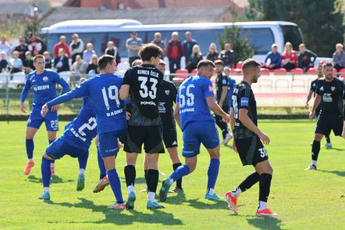 V gneči ALin Kumer Čelik in Almin Kurtović. V gneči ALin Kumer Čelik in Almin Kurtović.