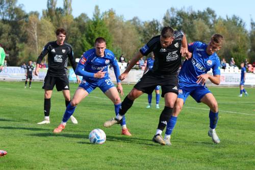 Amadej Maroša. V ozadju Filippo Tripi. Amadej Maroša. V ozadju Filippo Tripi.
