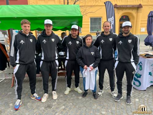 Kai Cipot, Florijan Raduha, Amadej Maroša, Matic Maruško in Klemen Pucko z navijačico. Kai Cipot, Florijan Raduha, Amadej Maroša, Matic Maruško in Klemen Pucko z navijačico.