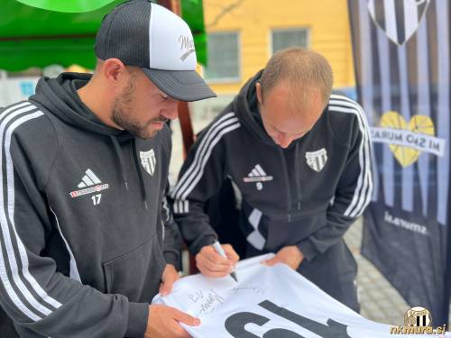 Amadej Maroša in Matic Maruško podpisujeta dres. Amadej Maroša in Matic Maruško podpisujeta dres.