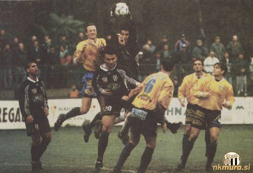 Prizor z 21. prvenstvenega derbija med Muro in Potrošnikom Beltinci. Levo je trikratni strelec Dean Baranja. V skoku je Srečko Ilić. Prizor z 21. prvenstvenega derbija med Muro in Potrošnikom Beltinci. Levo je trikratni strelec Dean Baranja. V skoku je Srečko Ilić.