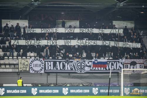 1. navijaški transparent Black Gringosov na tekmi proti Mariboru. 1. navijaški transparent Black Gringosov na tekmi proti Mariboru.