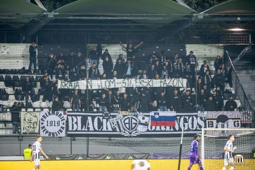 2. navijaški transparent Black Gringosov na tekmi proti Mariboru. 2. navijaški transparent Black Gringosov na tekmi proti Mariboru.