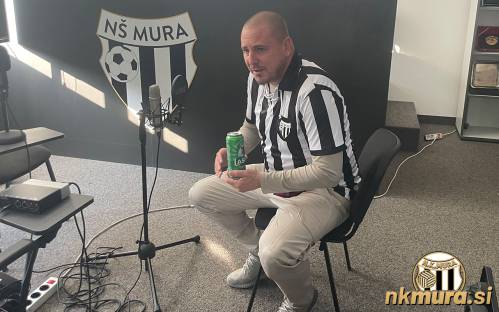 Romano Obilinović v klubskih prostorih na stadionu. Romano Obilinović v klubskih prostorih na stadionu.