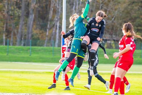 Hana Serec v dvoboju z vratarko Aluminija Majo Šibila.