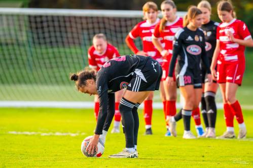 Sara Makovec se prirpavlja na strel z bele točke.
