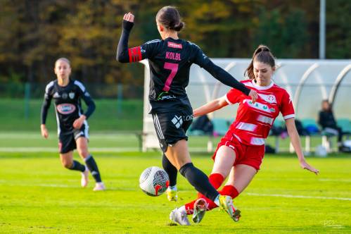 Igralka Aluminija skuša zaustaviti kapetanko Špelo Kolbl.