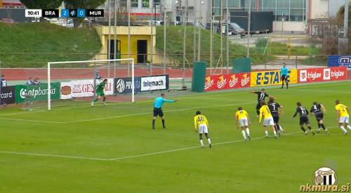 Maroša med uspešno izvedbo enajstmetrovke za končnih 2:1.