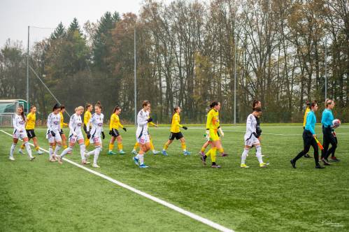 Prihod igralk na igrišče. Prihod igralk na igrišče.