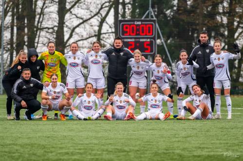 Stojijo od leve: Teja Truntič, Lana Jakšič, Emilie Tess Gavillet, Anja Eferl, Neža Hrga, Damjan Vuzem (pomočnik trenerja), Lea Dolinar, Živa Rakovec, Lucija Kos, Domen Kotnjek (pomočnik trenerja), Anastasia Sivolobova. Čepijo: Vladimir Kokol (trener), Ines Sok, Yana Malakhova, Noelle Vilčnik, Sara Makovec in Tija Šoštarič Karič. Stojijo od leve: Teja Truntič, Lana Jakšič, Emilie Tess Gavillet, Anja Eferl, Neža Hrga, Damjan Vuzem (pomočnik trenerja), Lea Dolinar, Živa Rakovec, Lucija Kos, Domen Kotnjek (pomočnik trenerja), Anastasia Sivolobova. Čepijo: Vladimir Kokol (trener), Ines Sok, Yana Malakhova, Noelle Vilčnik, Sara Makovec in Tija Šoštarič Karič.