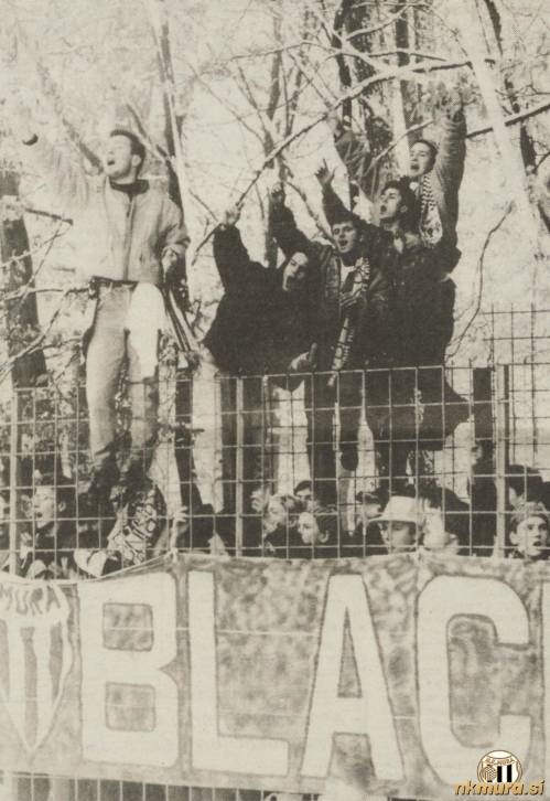 Navijaška skupina Black Gringos v Beltincih na 5. prvenstvenem derbiju med Potrošnikom in Muro. Navijaška skupina Black Gringos v Beltincih na 5. prvenstvenem derbiju med Potrošnikom in Muro.