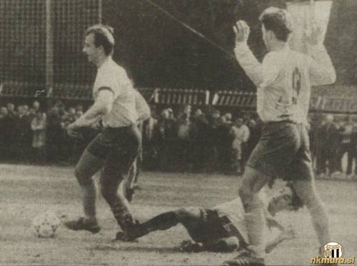 Prizor s 3. prvenstvenega derbija med Muro in Potrošnikom na Fazaneriji. Prizor s 3. prvenstvenega derbija med Muro in Potrošnikom na Fazaneriji.