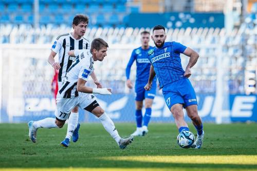 Matic Vrbanec skuša zaustaviti Josipa Špoljarića. Matic Vrbanec skuša zaustaviti Josipa Špoljarića.