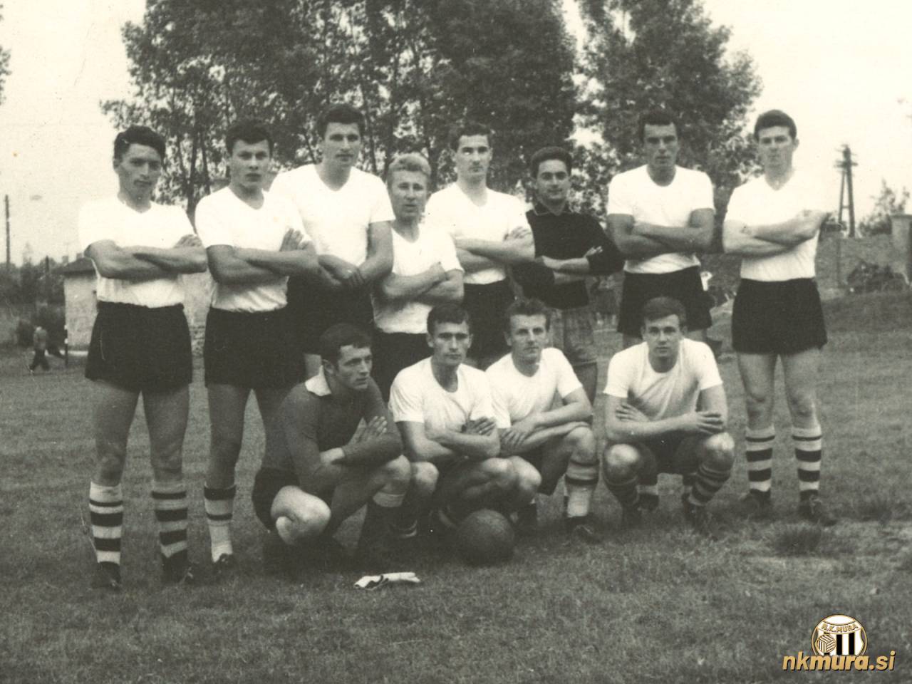 Nogometaši Mure leta 1965. Stojijo od leve: Jože Horvat, Milan Koblencer, Karel Glažar, Janez Sečko, Anton Šarotar, Vlado Bavčar, Rudof Horvat in Vlado Horvat. Čepijo: Stjepan Kolarić, Zlatko Tkalčec, Feri Maučec in Anton Puškarič. Nogometaši Mure leta 1965. Stojijo od leve: Jože Horvat, Milan Koblencer, Karel Glažar, Janez Sečko, Anton Šarotar, Vlado Bavčar, Rudof Horvat in Vlado Horvat. Čepijo: Stjepan Kolarić, Zlatko Tkalčec, Feri Maučec in Anton Puškarič.
