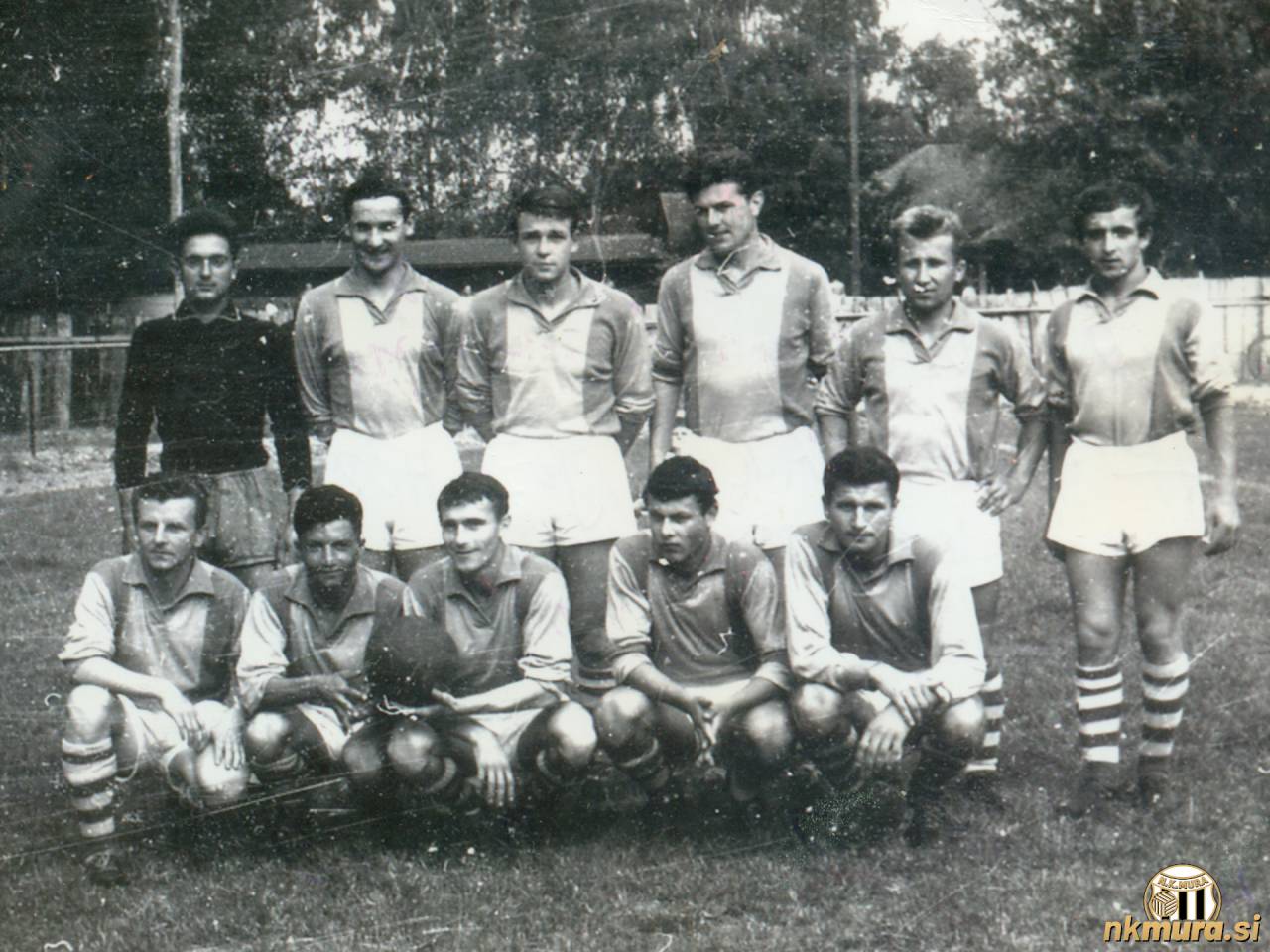Mura leta 1965. Stojijo od leve: Vlado Bavčar, Anton Šarotar, Anton Puškarič, Vlado Horvat, Janez Sečko, Franc Šijanec. Čepijo: Franc Maučec, Jože Horvat, Zlatko Tkalčec, Milan Koblencer in Karel Glažar. Mura leta 1965. Stojijo od leve: Vlado Bavčar, Anton Šarotar, Anton Puškarič, Vlado Horvat, Janez Sečko, Franc Šijanec. Čepijo: Franc Maučec, Jože Horvat, Zlatko Tkalčec, Milan Koblencer in Karel Glažar.