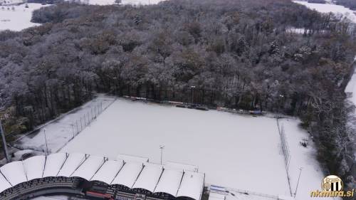 Igrišče z umetno travo. Igrišče z umetno travo.