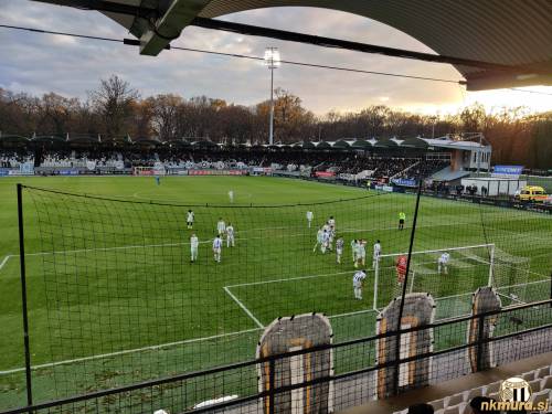 Med tekmo. Med tekmo.