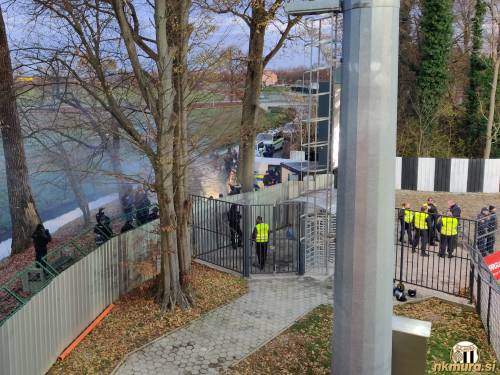 Green Dragonsi so solidarno z Black Gringosi ostali pred stadionom in niso želeli vstopiti. Green Dragonsi so solidarno z Black Gringosi ostali pred stadionom in niso želeli vstopiti.