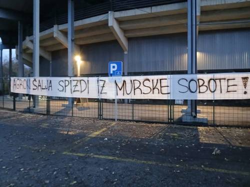 Transparent namenjen generalnemu direktorju Agronu Šalji. Izobešen je bil 30. novembra 2024. Transparent namenjen generalnemu direktorju Agronu Šalji. Izobešen je bil 30. novembra 2024.