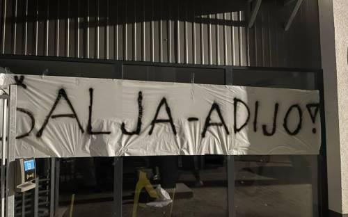 Transparent namenjen Murinemu generalnemu direktorju Agronu Šalji. Izobešen je bil 29. novembra 2024. Transparent namenjen Murinemu generalnemu direktorju Agronu Šalji. Izobešen je bil 29. novembra 2024.