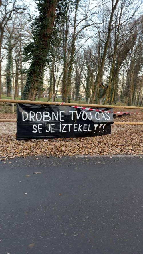 Transparent pred stadionom Fazanerija. Transparent pred stadionom Fazanerija.