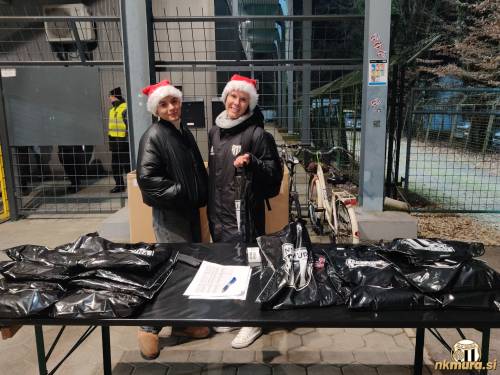 Stojnica z majhnimi pozornostmi za najmlajše. Stojnica z majhnimi pozornostmi za najmlajše.