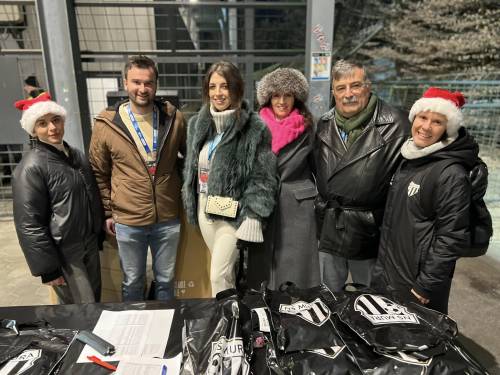 Družina Junčaj pri stojnici z darili. Družina Junčaj pri stojnici z darili.