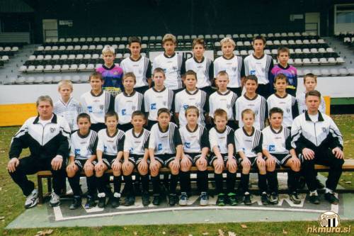 Murina selekcija U12 leta 2002. Matic Maruško sedi tretji z desne. Tega leta je Maruško iz Apač prestopil k Muri. Skrajno desno sedi trener Jani Lipič.
