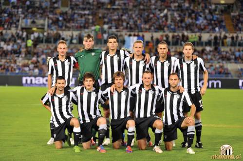 Matic Maruško, kapetan Mure na tekmi Lazio : Mura (30. avgust 2012). Stojijo od leve: Maruško, Draković, Fajić, Travner, Eterović in Kramar. Spodnja vrsta. Vaš, Janža, Bohar, Horvat in Majer.