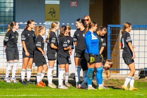 Starejše deklice U15, ki tekmujejo v vzhodni skupini lige DU15. Prizor je s tekme Mura Nona : Radlje. Tekma je bila odigrana 20. oktobra 2024 v Bratoncih. Starejše deklice U15, ki tekmujejo v vzhodni skupini lige DU15. Prizor je s tekme Mura Nona : Radlje. Tekma je bila odigrana 20. oktobra 2024 v Bratoncih.