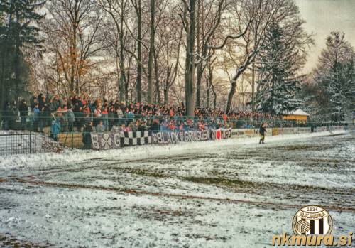 Prizor s tekme Mura : Rudar Velenje, 21. novembra 1993. Na fotografiji je vzhodna tribuna z navijaško skupino Black Gringos. Prizor s tekme Mura : Rudar Velenje, 21. novembra 1993. Na fotografiji je vzhodna tribuna z navijaško skupino Black Gringos.